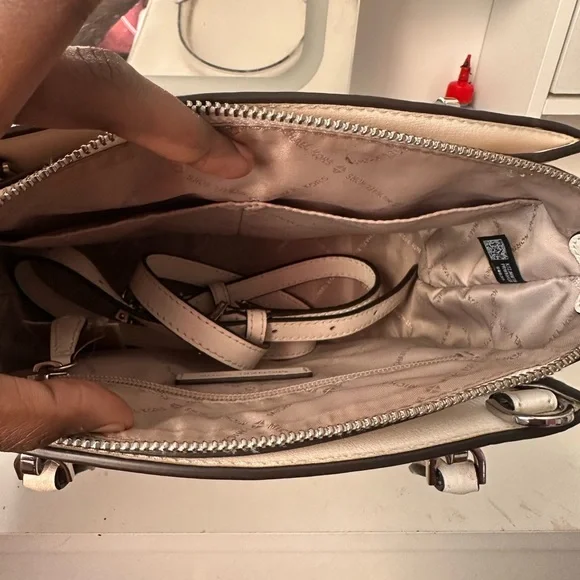 White Micheal Kors hand bag - Picture 4 of 4